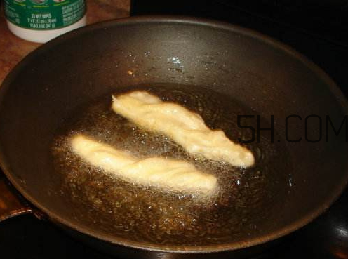炸油條的油怎么變清 炸油條的油怎么處理 炸油條的油怎么變清 炸油條的油怎么處理
