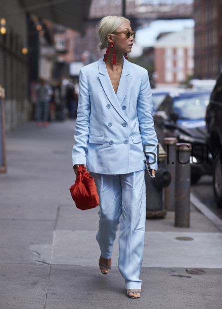 藍(lán)色西裝怎么搭配好看？藍(lán)色西裝搭配圖片