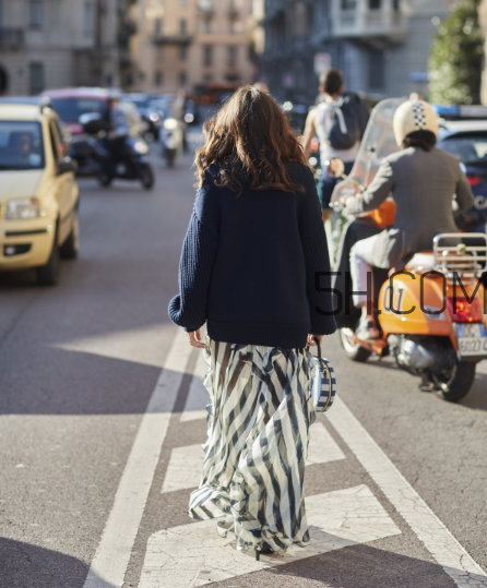 毛衣配長(zhǎng)裙好看嗎？毛衣和長(zhǎng)裙怎么搭配？