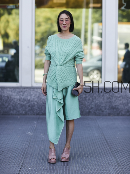 毛衣配長(zhǎng)裙好看嗎？毛衣和長(zhǎng)裙怎么搭配？