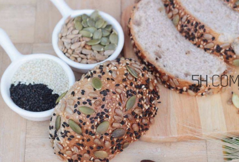 黑芝麻和白芝麻有什么區(qū)別？黑芝麻和白芝麻哪個好？