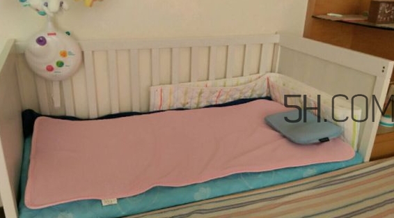 抱著寶寶睡覺到底好不好？如何糾正抱著寶寶睡覺？