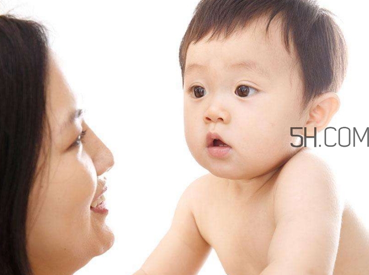 母乳和奶粉哪個(gè)好？媽媽開(kāi)心最重要