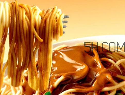 熱干面用芝麻醬還是花生醬 熱干面用什么醬 熱干面用芝麻醬還是花生醬 熱干面用什么醬