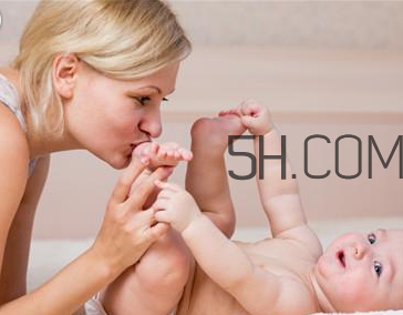 寶寶紅屁股擦什么好？寶寶拉屎綠色怎么回事？