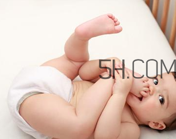 寶寶紅屁股擦什么好？寶寶拉屎綠色怎么回事？