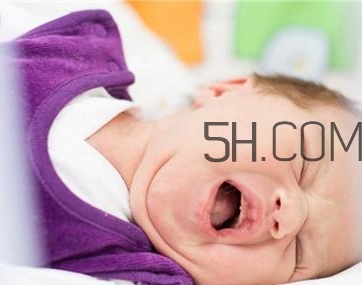 嬰兒打嗝怎么辦？嬰兒腸絞痛該怎么治療？