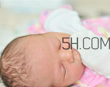 嬰兒發(fā)燒怎么辦？嬰兒身上有紅斑為什么？