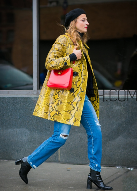 紅色包包配什么顏色衣服？紅色包包怎么搭配？