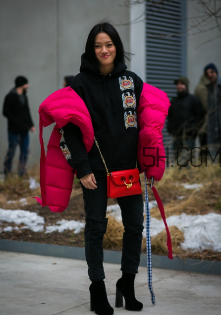 紅色包包配什么顏色衣服？紅色包包怎么搭配？