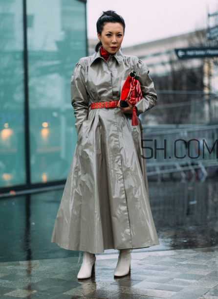 紅色包包配什么顏色衣服？紅色包包怎么搭配？