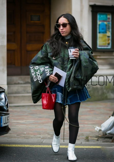 紅色包包配什么顏色衣服？紅色包包怎么搭配？