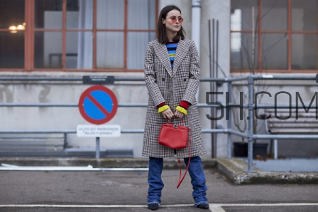 紅色包包配什么顏色衣服？紅色包包怎么搭配？