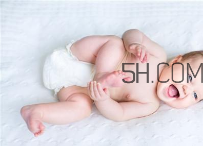 寶寶鼻子不通氣的原因？寶寶因受涼吐奶怎么辦？