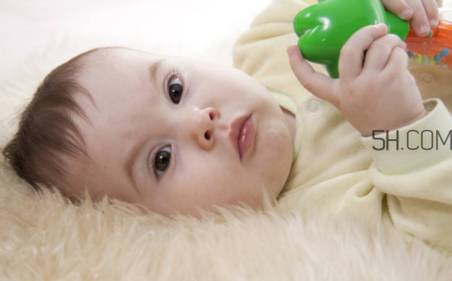 寶寶鼻子不通氣的原因？寶寶因受涼吐奶怎么辦？