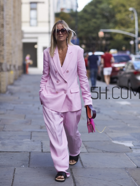 粉色西裝怎么搭配？粉色西裝搭配圖片