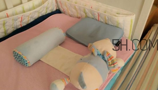 抱著寶寶睡覺到底好不好？如何糾正抱著寶寶睡覺？