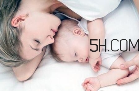 抱著寶寶睡覺到底好不好？如何糾正抱著寶寶睡覺？