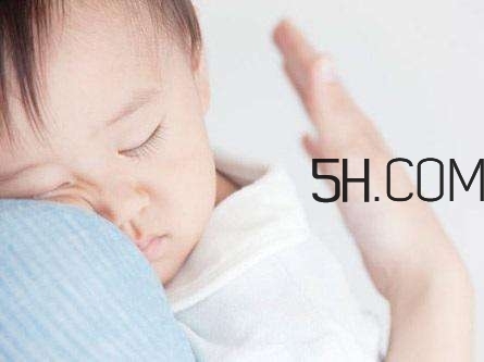 抱著寶寶睡覺到底好不好？如何糾正抱著寶寶睡覺？