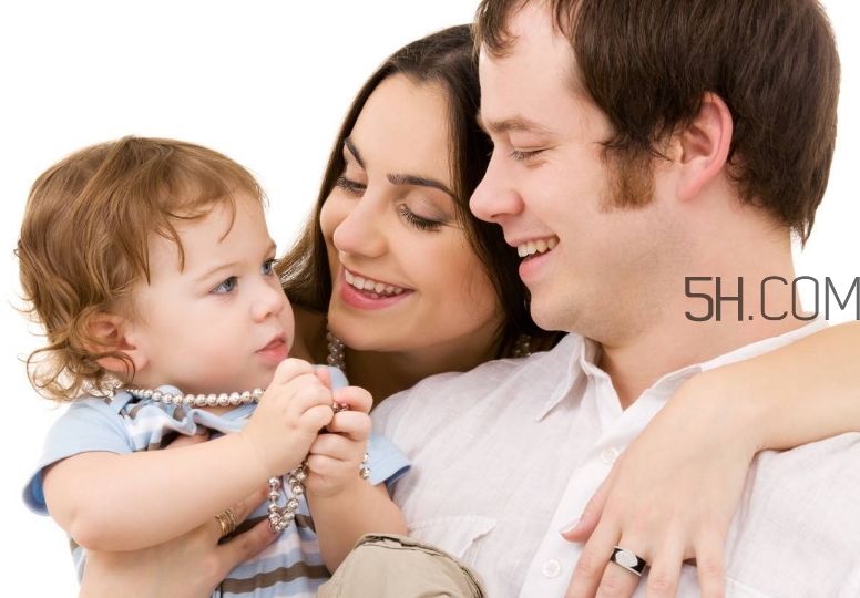 母乳和奶粉哪個(gè)好？媽媽開(kāi)心最重要