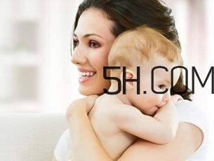 抱著寶寶睡覺到底好不好？如何糾正抱著寶寶睡覺？