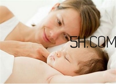 抱著寶寶睡覺到底好不好？如何糾正抱著寶寶睡覺？