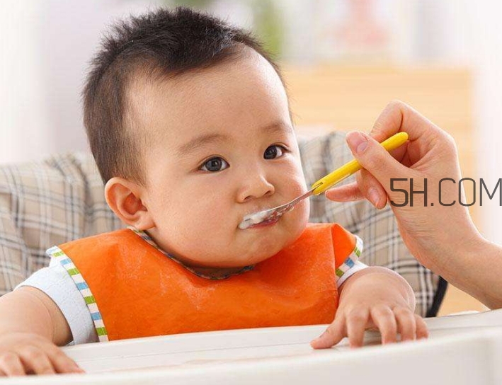 母乳和奶粉哪個(gè)好？媽媽開(kāi)心最重要