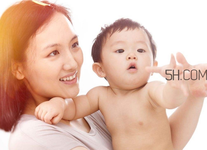 母乳和奶粉哪個(gè)好？媽媽開(kāi)心最重要