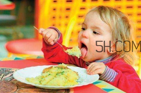 教會(huì)寶寶自己吃飯，你做到這些了嗎？