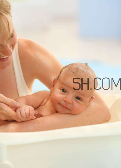 沒滿月的寶寶可以剪指甲嗎？寶寶手指頭脫皮怎么辦？