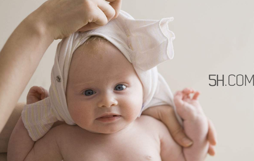 沒滿月的寶寶可以剪指甲嗎？寶寶手指頭脫皮怎么辦？