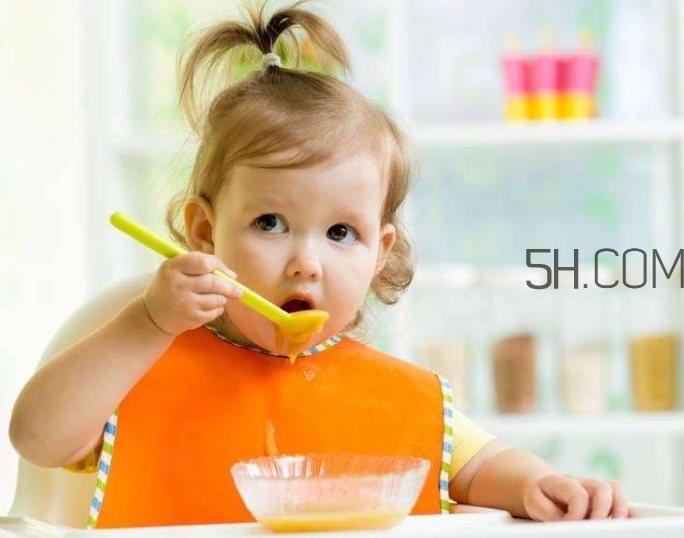 寶寶多大可以自己吃飯？如何讓寶寶愛上吃飯？