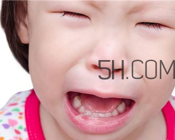 幼兒嘴巴長泡疹怎么辦才好？小兒腦癱與發(fā)育遲緩一樣嗎？