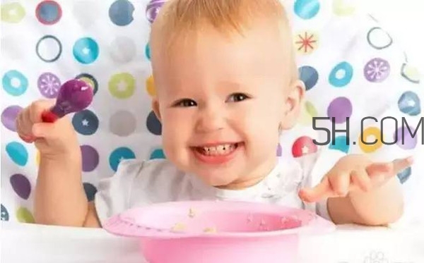 寶寶多大可以自己吃飯？如何讓寶寶愛上吃飯？
