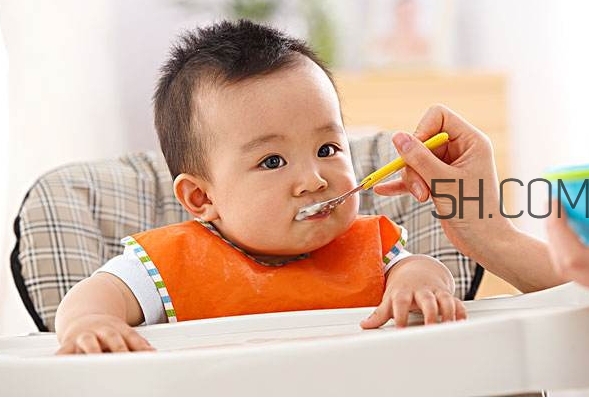 寶寶多大可以自己吃飯？如何讓寶寶愛上吃飯？