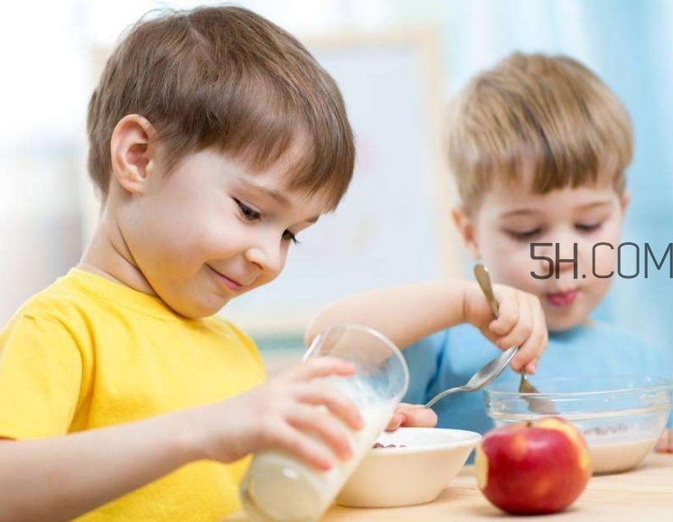 寶寶多大可以自己吃飯？如何讓寶寶愛上吃飯？