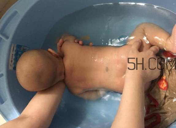 如何正確給寶寶洗澡？給寶寶洗澡水溫多少度？