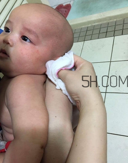 如何正確給寶寶洗澡？給寶寶洗澡水溫多少度？