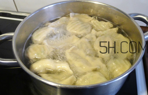 為什么餃子煮熟了會浮起來？餃子煮多久才熟？