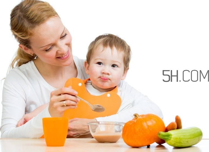 教會(huì)寶寶自己吃飯，你做到這些了嗎？