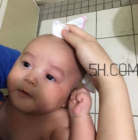 如何正確給寶寶洗澡？給寶寶洗澡水溫多少度？