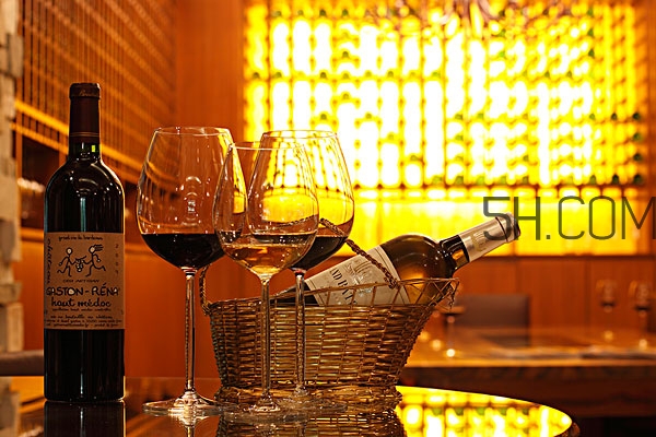 過期紅酒怎么美容 過期的紅酒能做面膜嗎 過期紅酒怎么美容 過期的紅酒能做面膜嗎