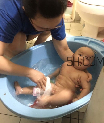 如何正確給寶寶洗澡？給寶寶洗澡水溫多少度？