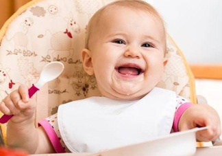 寶寶多大可以自己吃飯？如何讓寶寶愛上吃飯？