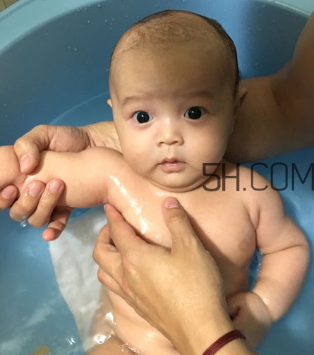 如何正確給寶寶洗澡？給寶寶洗澡水溫多少度？