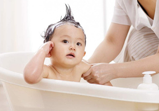如何正確給寶寶洗澡？給寶寶洗澡水溫多少度？
