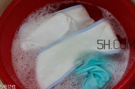 紙尿布和布尿布有什么區(qū)別？紙尿布和布尿布哪個好？