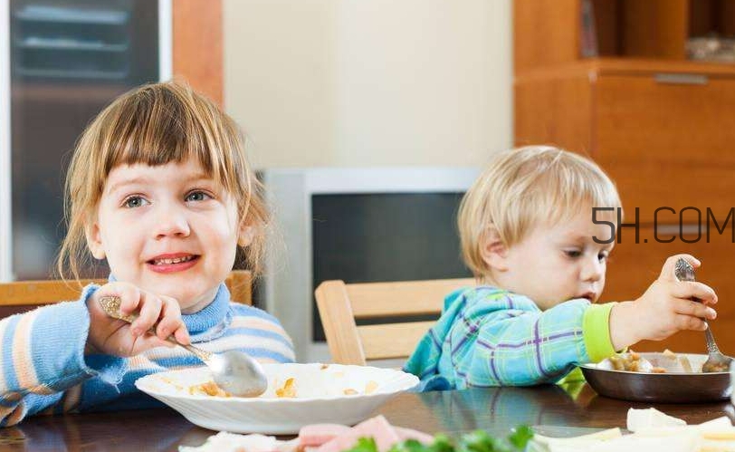 寶寶多大可以自己吃飯？如何讓寶寶愛上吃飯？