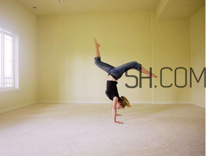 深蹲會讓小腿變粗嗎？倒立能減肚子上的肉嗎？