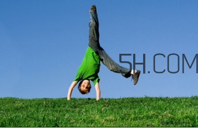 倒立怎么練？倒立可以治療哪些疾?。?></p><h3>倒立鍛煉肌肉的方法<br/></h3><p>一、高訓(xùn)練量 在肱二頭肌訓(xùn)練中，很少有人練到足夠的組數(shù)。害怕艱苦訓(xùn)練的人常說，肱二 
頭肌是個(gè)小部位，每次訓(xùn)練不能超過9組。實(shí)際上即使做20組你都無法“震撼”它， 而僅僅是在“撓癢癢”。一個(gè)高效的震撼訓(xùn)練至少要做20組，而且這20組都必須是 
正式組，每組都得做到力竭。</p><p>二、超級(jí)組訓(xùn)練法則 超級(jí)組訓(xùn)練法則對(duì)增大肱二頭肌特別有效，它能刺激更多的肌纖維，創(chuàng)造更好 
的充血。我在每次訓(xùn)練中都采用超級(jí)組訓(xùn)練法則。采用超級(jí)組訓(xùn)練法則時(shí)應(yīng)注意以 下幾點(diǎn)。</p><p>1.不要每個(gè)練習(xí)都做超級(jí)組，僅是每組的最后兩個(gè)練習(xí)采用。</p><p>2.杠鈴彎舉不要采用超級(jí)組訓(xùn)練法則。因?yàn)檫@個(gè)復(fù)合練習(xí)需要強(qiáng)大的能量和 充分的恢復(fù)。</p><p>3.除了肱二頭肌之外，不要把肱二頭肌與其它部位聯(lián)合在一起做超級(jí)組。二 頭肌與三頭肌功能相反，輪流訓(xùn)練可保證充足的恢復(fù)時(shí)間。二頭肌訓(xùn)練的最后一個(gè) 
練習(xí)與三頭肌訓(xùn)練的第一個(gè)練習(xí)聯(lián)合做超級(jí)組，正好能過渡到三頭肌訓(xùn)練中去。</p><p>4.在用超級(jí)組法則聯(lián)合練二頭肌和三頭肌時(shí)，應(yīng)盡量選擇相同用力水平的練習(xí) ，如啞鈴斜板彎舉與單臂啞鈴屈伸，或坐姿啞鈴交替彎舉與站姿頸后臂屈伸的組合 
。</p><p>5.能用于超級(jí)組訓(xùn)練的肱二頭肌練習(xí)只有啞鈴彎舉、斜板啞鈴彎舉、坐姿杠 鈴彎舉和拉索彎舉。相比之下，站姿杠鈴彎舉太重了、啞鈴集中彎舉太輕了，機(jī)器 
彎舉又太孤立了。</p><p>從上面對(duì)于倒立鍛煉肌肉的方法介紹，相信你們應(yīng)該都知道怎么樣去鍛煉肌肉了吧，希望男性朋友們可以堅(jiān)持文章介紹的方法。你們想要練習(xí)腹肌，最好的方法是通過仰臥體做以及腹肌運(yùn)動(dòng)，練習(xí)手臂肌肉最好是采用啞鈴的方法。</p>		</div>
<div align=